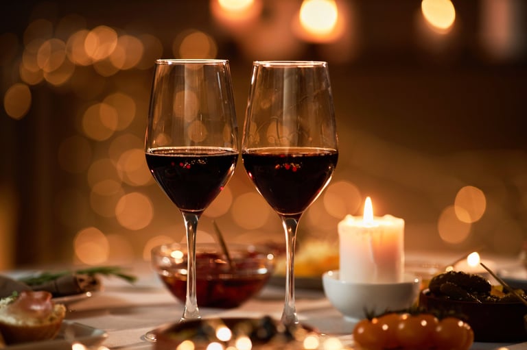 Wijn en diner combinatie met sfeerverlichting