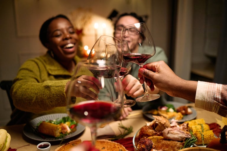 Vrienden proosten met wijn tijdens gezellig diner