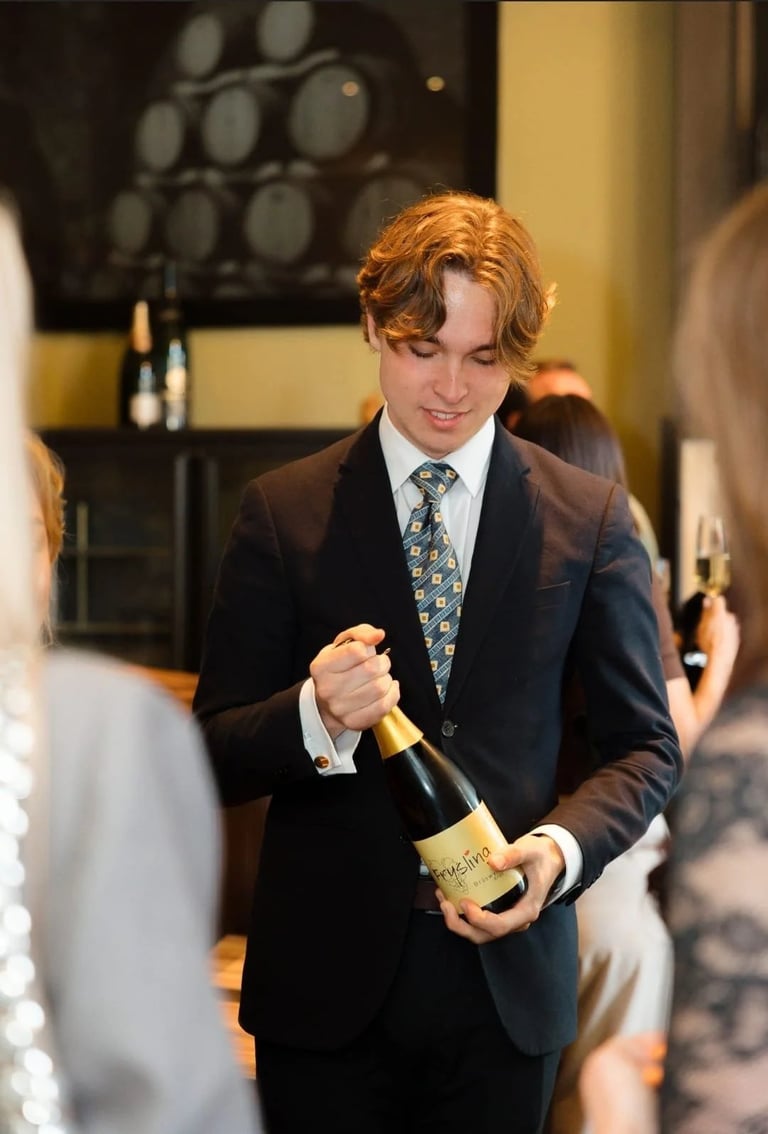 Julian Bijma - Gecertificeerd Sommelier in pak met champagne